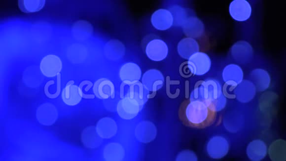 蓝色背景上模糊的圆形透镜耀斑视频的预览图