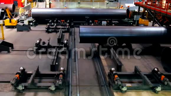 管道工厂生产线管道在滚筒输送机上移动视频的预览图