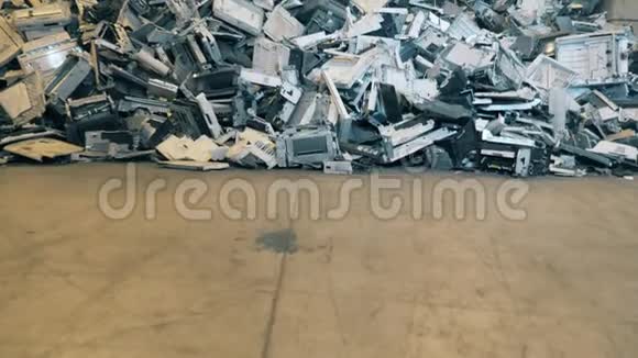 垃圾塑料垃圾垃圾回收厂垃圾填埋场里堆积如山的破复印机视频的预览图
