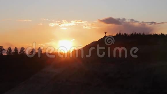 山顶上的人在粉红色的日落中成功视频的预览图