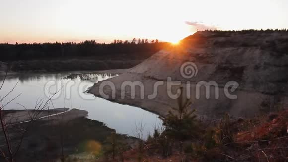 在沙岩和湖泊景观上日落视频的预览图