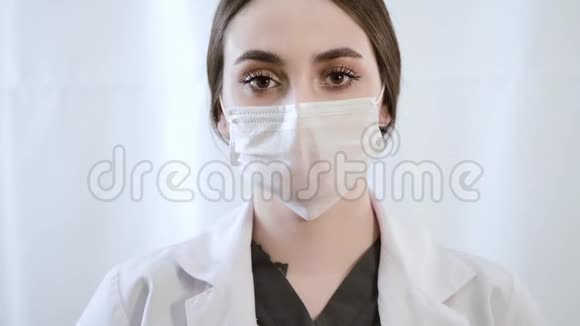 女医生一边看镜头一边带着面具说话视频的预览图