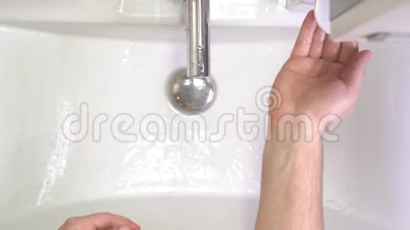 洗手肥皂泡沫和水视频的预览图