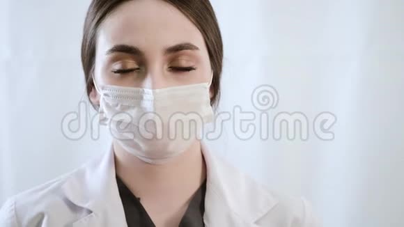 带着口罩和蓝色检查手套看血样的女医生视频的预览图