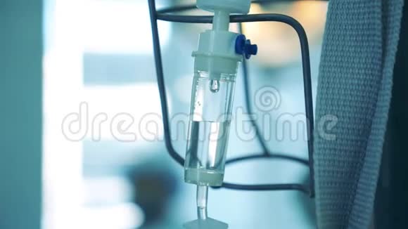 清澈的液体正在滴在一个小瓶子里视频的预览图