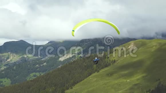 在阿尔卑斯山脉滑翔滑翔伞飞行高空降落伞视频的预览图