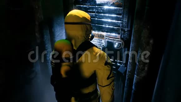 带着一套细菌保护的医生来到了被感染的病人身边穿黄色防护服的男人视频的预览图