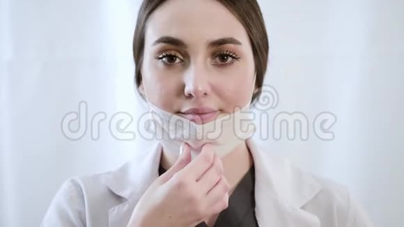 戴着检查面罩和手套的女医生画像视频的预览图