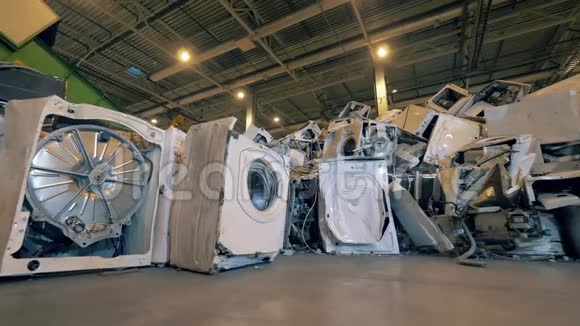 垃圾塑料垃圾垃圾回收厂垃圾填埋场单位一堆破碎洗衣机回收业视频的预览图