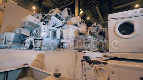 回收行业理念塑料垃圾回收工厂垃圾场一堆破家用电器视频的预览图