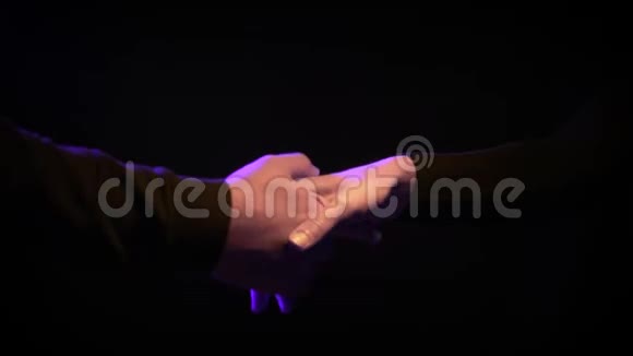 女性的手在黑色的背景上视频的预览图
