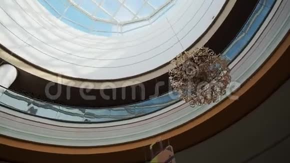 购物中心建筑和玻璃穹顶设计俯视图视频的预览图