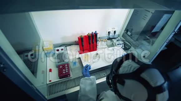 一位病毒学家在实验室用现代化设备工作视频的预览图