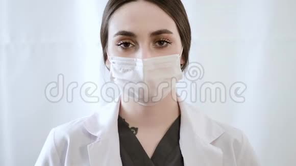 女医生带着口罩蓝色检查手套里面有疫苗视频的预览图