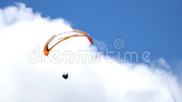 在蓝天白云中滑翔滑翔伞跳伞飞行视频的预览图