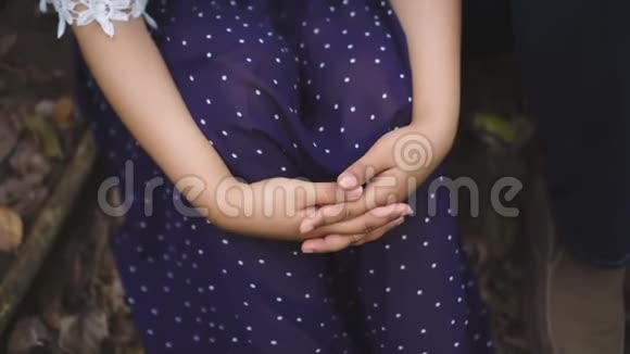 男人用她的手轻轻地抚摸她妻子的女朋友握着手的温柔时刻视频的预览图