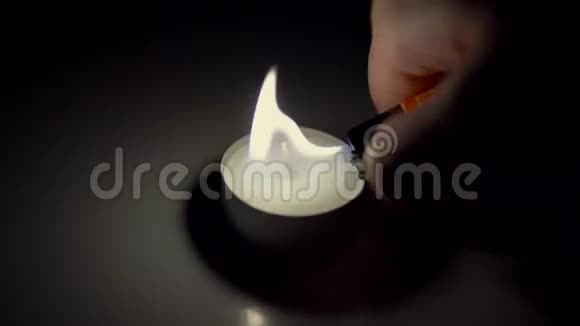 一支白色的蜡烛在燃烧视频的预览图