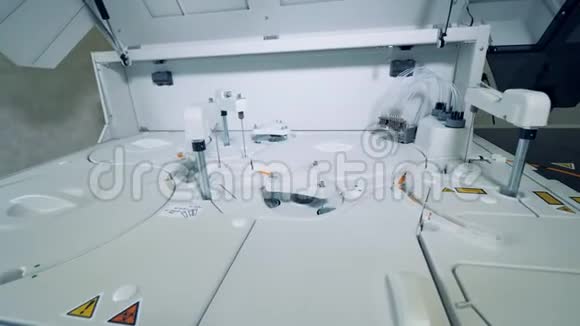 白色实验室装置同时进行临床试验冠状病毒covid19实验室检测视频的预览图