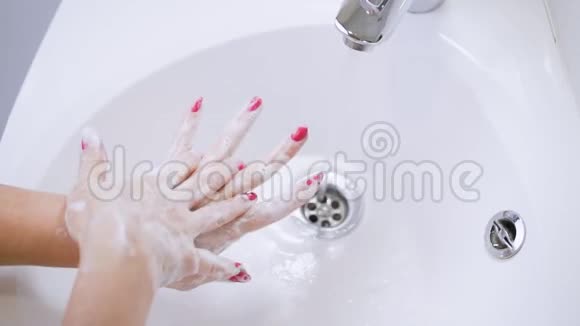 慢动作洗手卫生和冠状病毒预防消毒视频的预览图