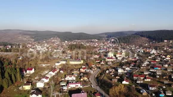空中无人机景观的斯基德尼茨亚镇治疗胜地在喀尔巴阡山斯基德尼西亚的生活受欢迎的疗养胜地视频的预览图
