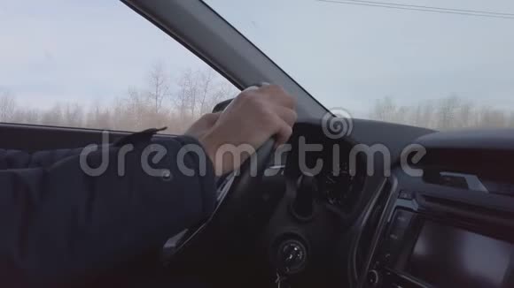 一个人开车时双手放在方向盘上视频的预览图