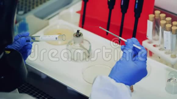 一名实验室工作人员正在研制冠状病毒疫苗视频的预览图
