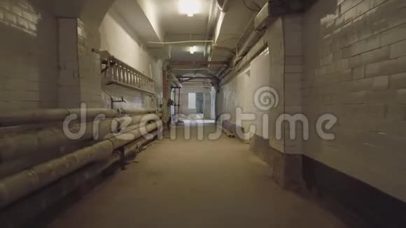 摄像机沿着地下室走廊移动沿着墙壁是管道和通信视频的预览图
