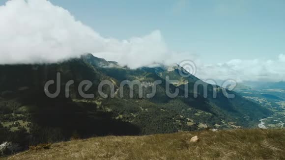阿尔卑斯山高山上云层的时间推移美丽的高山全景视频的预览图