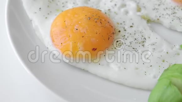 早餐用牛油果炒鸡蛋适当的营养天然蛋白质视频的预览图