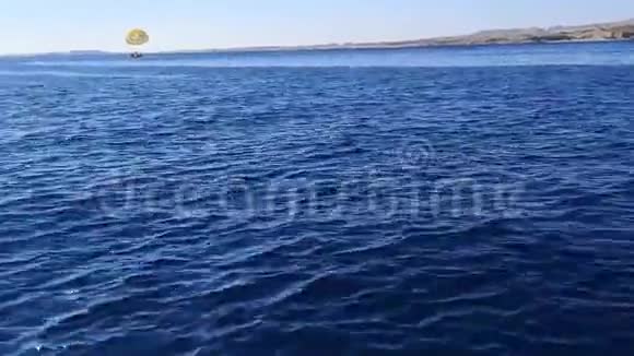 埃及沙姆沙伊赫红海上的快速行动7明亮的蓝色水面地平线上的沙漠沙山和一个视频的预览图