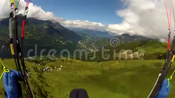 滑翔伞POV从行动相机滑翔伞飞行与降落伞视频的预览图