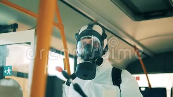巴士去污时危险防护服消毒专家视频的预览图