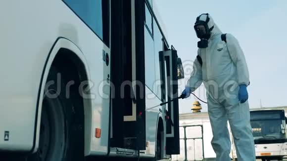 冠状病毒预防流行理念公共汽车入口被化学污染视频的预览图