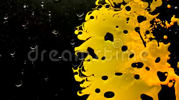 油水中的黄黑水彩墨冷却趋势屏保视频的预览图