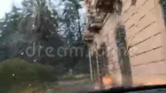 驾驶在雨景从车内雨滴在汽车挡风玻璃上车窗挡风玻璃上的雨滴视频的预览图