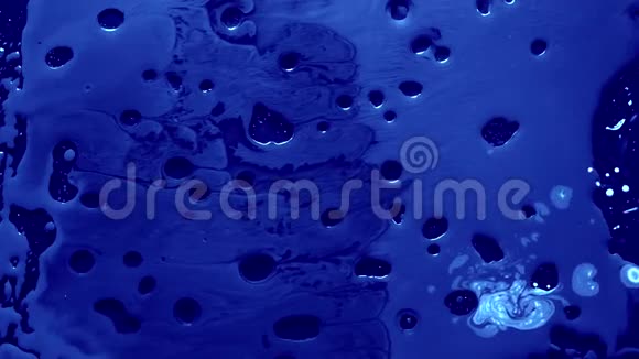 黑色油水中的蓝白水彩墨冷却趋势屏保视频的预览图
