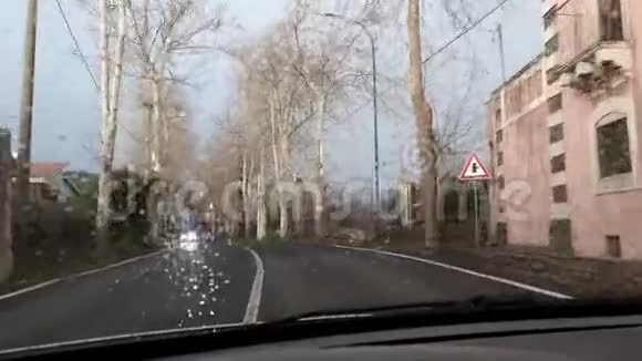 驾驶在雨景从车内雨滴在汽车挡风玻璃上车窗挡风玻璃上的雨滴视频的预览图