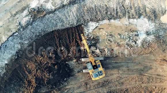 黄色拖拉机在职业生涯中挖土工业施工现场重型机械视频的预览图