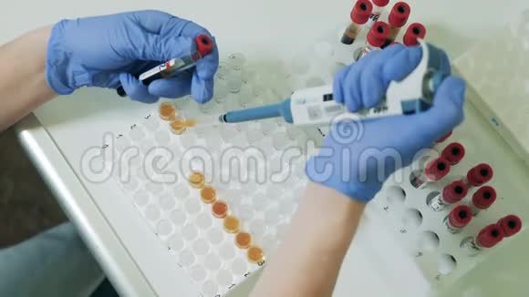 实验室工作人员用液体填充管子视频的预览图