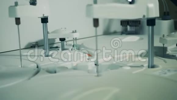 分析机器工作与样品在实验室房间视频的预览图