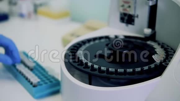 冠状病毒covid19实验室检测小型试管被装入离心装置视频的预览图