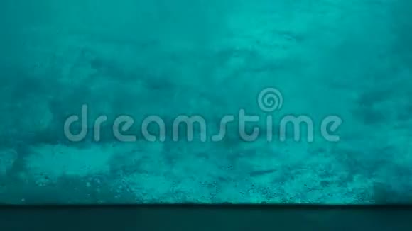 窗外冒泡的蓝绿色水视频的预览图