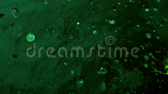 油水中的绿色水彩墨水冷却趋势屏保视频的预览图