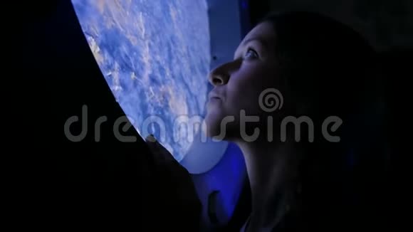 女孩在ISS的窗口里看视频的预览图