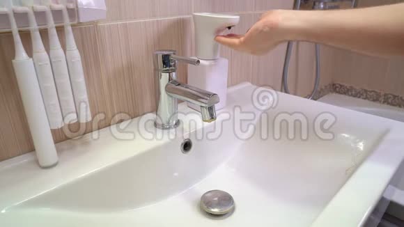 彻底清洗男性手肥皂和水视频的预览图