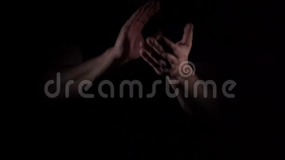 白种人男性的双手表现出快速活跃的掌声手势视频的预览图