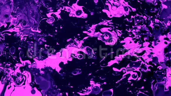 黑色油水中的粉红色和蓝色水彩墨水冷却趋势屏保视频的预览图