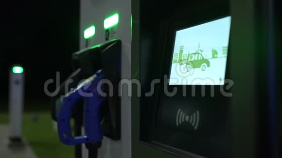 电动车充电站关闭在停车场给一辆车充电视频的预览图