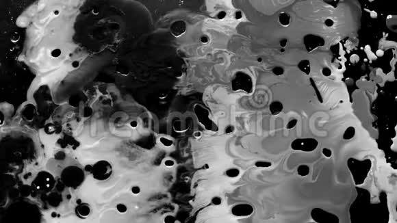 油水中的黑白水彩墨冷却趋势屏保视频的预览图
