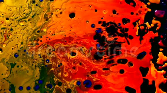 油水中五颜六色的水彩墨水冷却趋势屏保视频的预览图